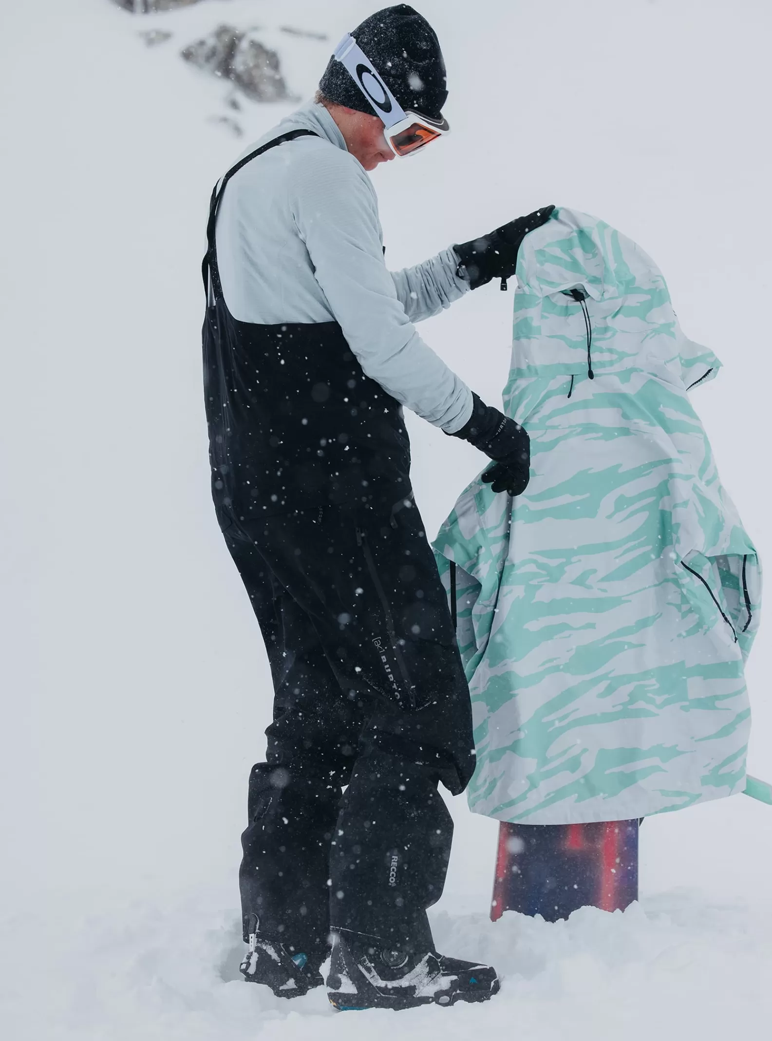 Burton Men's [ak] Freebird GORE‑TEX 3L Stretch Bib Pants< Snow Pants & Bibs